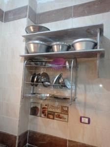 una cucina con pentole e padelle appese a un muro di ابويحيى شارع ٦٦ a Marsa Alam