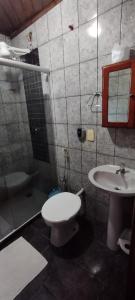 a bathroom with a toilet and a sink at Pousada Exuberante in Abraão