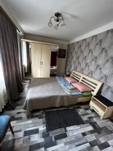 Tempat tidur dalam kamar di Апартаменты на Русановке