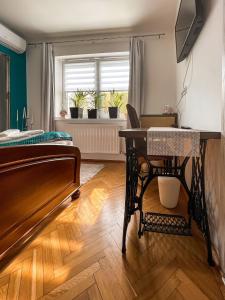 ein Schlafzimmer mit einem Bett, einem Schreibtisch und einem Klavier in der Unterkunft Zen House in Hajdúszoboszló