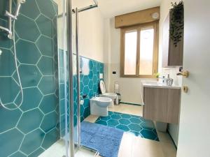 a bathroom with a shower and a toilet and a sink at Memory Suite con Wifi/Netflix in Bologna +19 photos