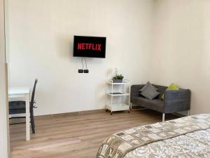 Televizors / izklaižu centrs naktsmītnē Memory Suite con Wifi/Netflix