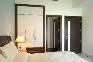 Letto o letti in una camera di Luxury 1 bedroom apartment in Miraclz tower by Danube Properties