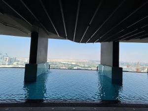 widok na wodę pod mostem w obiekcie Luxury 1 bedroom apartment in Miraclz tower by Danube Properties w Dubaju