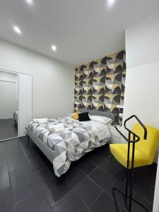 Un pat sau paturi într-o cameră la A.R Apartments