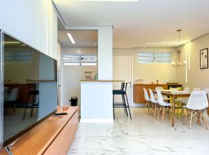 a kitchen and dining room with a table and chairs at Apto com Wi-Fi a beira-mar em Santo SP in Santos