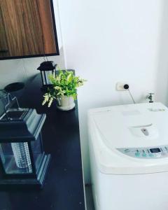 a bathroom with a sink and a toilet and a plant at Moderno y lindo apartamento de 3 habitaciones cerca al aeropuerto in Yopal