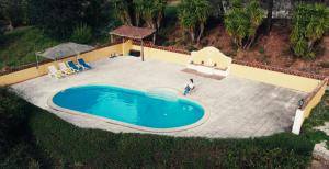 una vista aérea de una piscina en un patio trasero en Quinta Castanheiro da Penha - Alegrete - Portalegre - Alentejo, en Alegrete