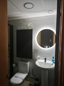 マラガにあるStudio Miramar Suites Malagaのバスルーム(トイレ、洗面台、鏡付)