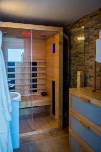 een badkamer met een douche, een toilet en een wastafel bij Apartments Milok in Sečovlje