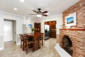 een keuken en eetkamer met een bakstenen open haard bij 821 West Bay Avenue in Newport Beach