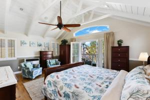 een slaapkamer met een bed en een plafondventilator bij 821 West Bay Avenue in Newport Beach