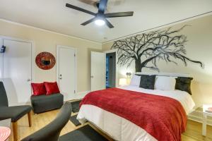 - une chambre avec un lit orné d'une fresque murale sur les arbres dans l'établissement Cozy Tuskegee Home - 20 Mi to Auburn University!, à Tuskegee