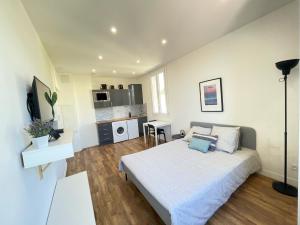 ein Schlafzimmer mit großem Bett und eine Küche in der Unterkunft Nice Renting - CAMBRAI02 - Studio Beach Sea View - AC - Promenade des Anglais in Nizza