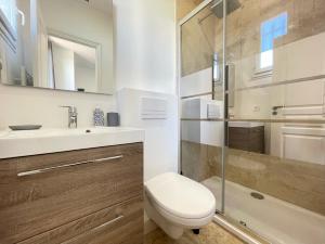 ein Badezimmer mit Toilette, Waschbecken und Dusche in der Unterkunft Nice Renting - CAMBRAI02 - Studio Beach Sea View - AC - Promenade des Anglais in Nizza