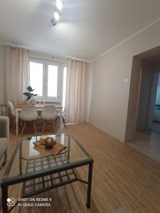 uma sala de estar com uma mesa e uma sala de jantar em Apartament boBoski em Wadowice