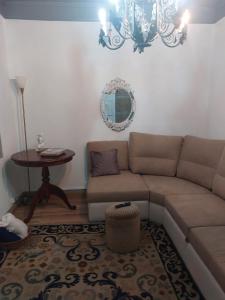 a living room with a couch and a table at Casas Zé Pinto in Hospital