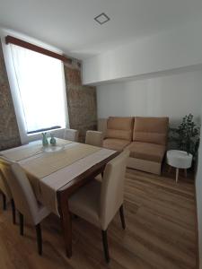 a living room with a wooden table and a couch at Casas Zé Pinto in Hospital