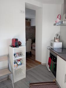 a kitchen with a stove and a white cabinet at Casas Zé Pinto in Hospital