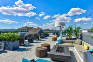 Fotografie z fotogalerie ubytování Designer Apt with Jacuzzi, Pool & Mountain Views v destinaci Sparks