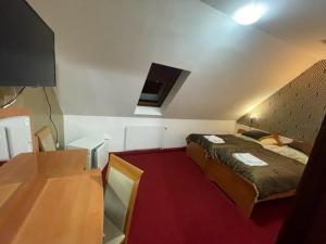 Televízia a/alebo spoločenská miestnosť v ubytovaní Hotel Minaret&Étterem