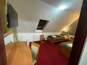Televízia a/alebo spoločenská miestnosť v ubytovaní Hotel Minaret&Étterem