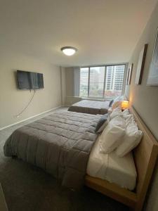 1 dormitorio con 1 cama grande y TV en Discover an exclusive Condo at Crystal City with gym en Arlington