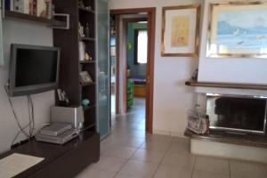 Televízia a/alebo spoločenská miestnosť v ubytovaní La casa sul mare