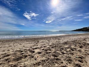 einen Sandstrand mit dem Ozean im Hintergrund in der Unterkunft La Panorámica in Oropesa del Mar