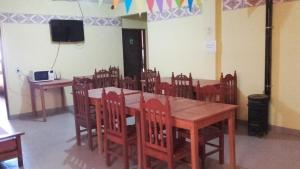 jadalnia z drewnianym stołem i krzesłami w obiekcie Hosteria Sol de la quebrada w mieście Humahuaca