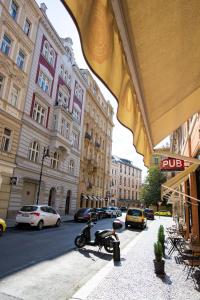 uma rua com edifícios e uma moto estacionada no passeio em Large 3 BDR APT in the heart of Prague em Praga
