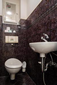 bagno con lavandino e servizi igienici di Large 3 BDR APT in the heart of Prague a Praga