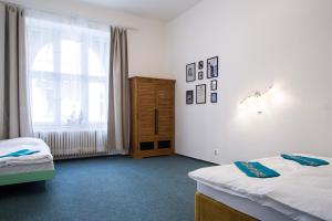 En eller flere senge i et værelse på Large 3 BDR APT in the heart of Prague