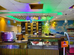 un bar de café y vida en un restaurante en CCULB Resort & Convention Hall en Gazipur