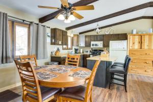 Η κουζίνα ή μικρή κουζίνα στο Breezy Point House with Dock on Pelican Lake!