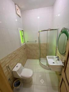 a bathroom with a toilet and a sink at منتجع ليالي الحنين Layali Alhanin Resort in Al Hada