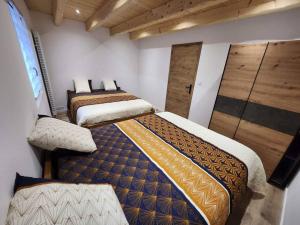 Säng eller sängar i ett rum på Domaine Le Manoir: Calme, équipé, vue Mont-Blanc