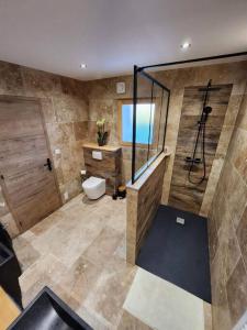 uma grande casa de banho com chuveiro e WC em Domaine Le Manoir: Calme, équipé, vue Mont-Blanc em Mercury