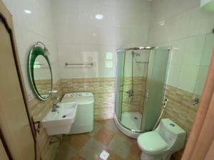 ห้องน้ำของ منتجع ليالي الحنين Layali Alhanin Resort