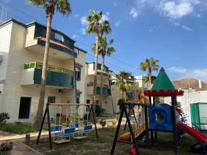 Ein Kinderspielbereich in der Unterkunft منتجع ليالي الحنين Layali Alhanin Resort