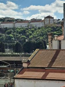 uma vista do telhado de um edifício em Residencial Aviz em Coimbra