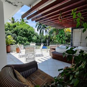 an outdoor patio with chairs and a table and chairs at Condominio El Peñon in Girardot