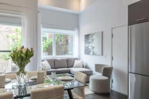 Uma área de estar em Parc Avenue Residences Mile End
