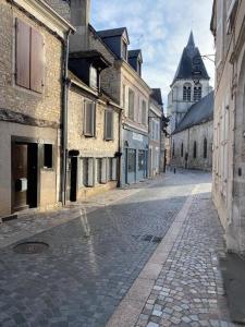 een lege geplaveide straat in een oude stad bij Le Petit Martial - coeur de ville,refait à neuf,tout équipé, parking in Châteauroux