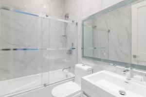 Um banheiro em Parc Avenue Residences Mile End