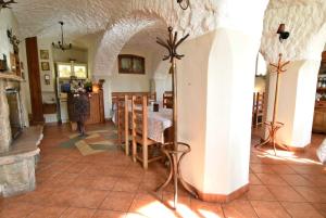 a kitchen with an archway and a table in a room at Gościniec Nowa Wioska in Wałbrzych