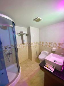 La salle de bains est pourvue de toilettes, d'un lavabo et d'une douche. dans l'établissement CCULB Resort & Convention Hall, à Gazipur