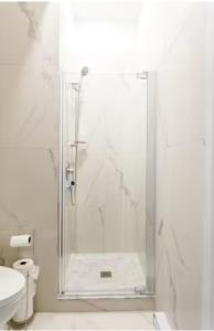Um banheiro em Parc Avenue Residences Mile End