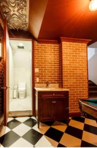 Um banheiro em Parc Avenue Residences Mile End mais 37 fotos