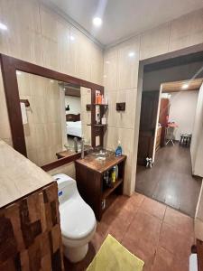 uma casa de banho com um WC e um lavatório em Casa Campestre em Molina